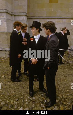 Haut chapeau manteau queue cravate blanche Eton College School uniforme. Quatrième 4 juin parents Day garçons attendant de se rencontrer. Windsor Berkshire années 1980 HOMER SYKES Banque D'Images