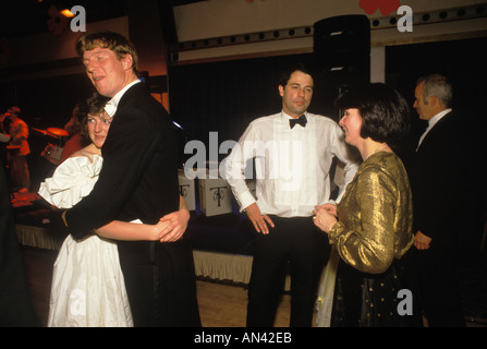 Rose ball a tenu le Dorchester Hotel à Park Lane, Londres, un jeune couple. L'un des vestiges restants de la saison traditionnelle DE Londres HOMER SYKES Banque D'Images