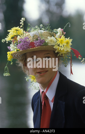 Eton School College parents day, quatrième 4th of June garçon portant traditionnel plaisancier de paille floral. Windsor Berkshire 1980s 1985 Royaume-Uni HOMER SYKES Banque D'Images