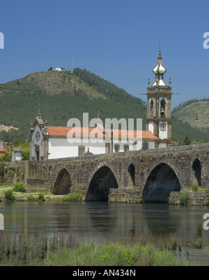 Le Portugal, Minho District, Ponte de Lima, le pont médiéval, la rivière Lima et l'église de Santo Antonio da Torre Velha Banque D'Images