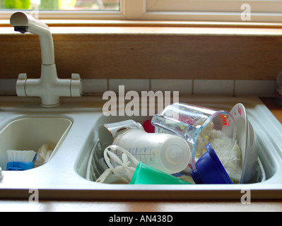 Pile de vaisselle sale dans un évier de cuisine Banque D'Images