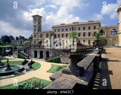 Bâtiment historique victorien Osborne House et jardin ancienne résidence royale de la reine Victoria & Prince Albert dans l'est Cowes Isle of Wight Angleterre Royaume-Uni Banque D'Images