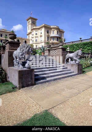 Bâtiment historique victorien Osborne House & sculpture ancienne résidence royale de la Reine Victoria & Prince Albert East Coves Isle of Wight Angleterre Royaume-Uni Banque D'Images