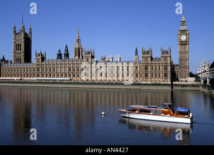 Londres Tamise et Chambres du Parlement avec Big Ben tour de l'horloge et les plans de lancement du moteur amarrés par Sir Charles Barry Banque D'Images