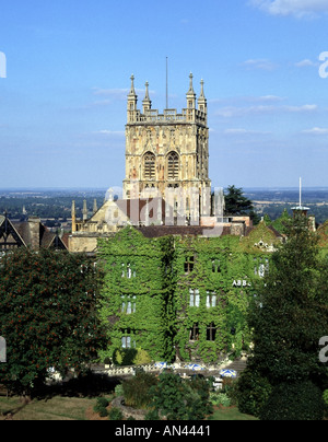 Great Malvern Malvern Hills tour du Prieuré s'élevant au-dessus et au-delà de l'Abbey Hotel Banque D'Images