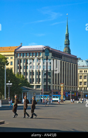 Gardiens du Monument de la liberté dans la Rue Brivibas iela Riga Lettonie UE Banque D'Images