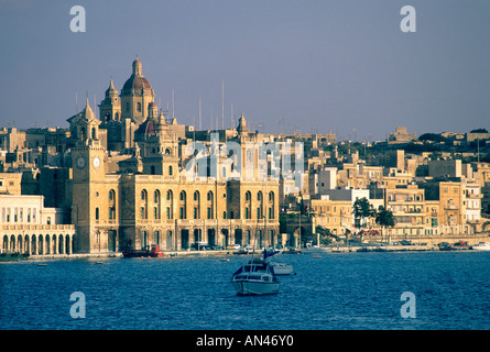 La Valette, Malte - Skyline et le port au crépuscule Banque D'Images