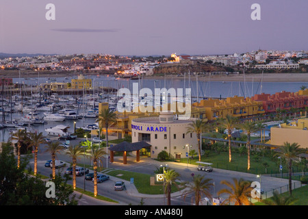 Le Portugal l'Algarve, Marina de Portimao, l'hôtel Tivoli Arade et Ferragudo en arrière-plan, la lumière du soir Banque D'Images