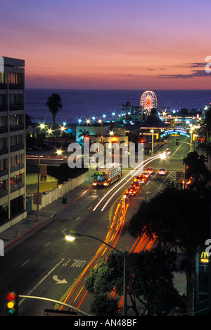 Santa Monica en Californie CA US USA coucher de soleil bleu orange sky roue promenade au crépuscule du Pacific Park pier monument Banque D'Images