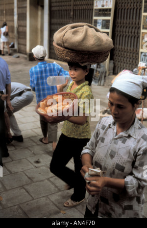 Les femmes vendent des produits alimentaires dans les rues de Hanoi, Vietnam Banque D'Images