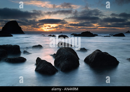 Coucher du soleil sur la plage des Indiens. Parc d'état d'Ecola. De l'Oregon. USA Banque D'Images