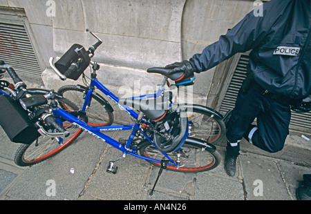 Policier et bicyclettes, Paris, France Banque D'Images