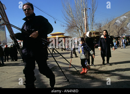 Une famille se prépare à aller faire du ski dans une station de ski, à Téhéran, Iran Banque D'Images