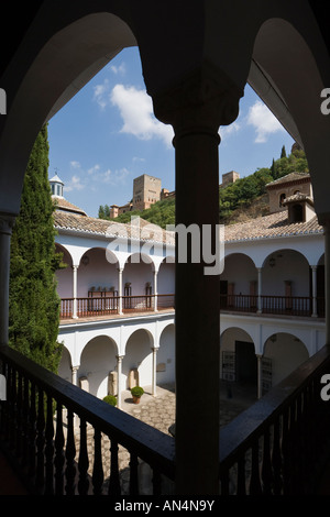 Grenade Grenade Province Espagne l'Alhambra vu de cour de Museo Arqueologico y Musée Ethnologique Banque D'Images