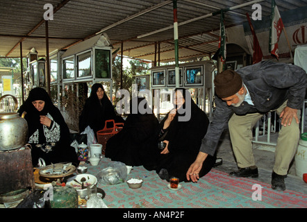 Les membres de la famille le deuil des êtres chers ont péri en Iran Iraq war au cimetière, Téhéran, Iran Banque D'Images