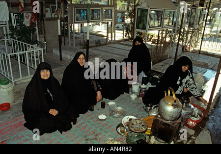 Les femmes musulmanes à un petit rassemblement à un cimetière, à Téhéran, Iran Banque D'Images