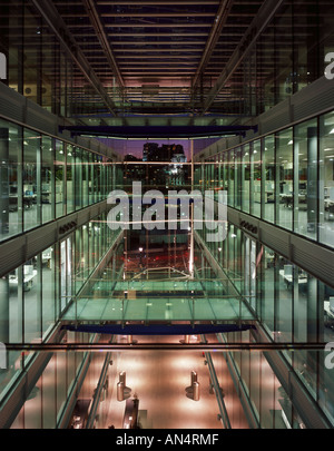 K2, Tower Bridge House, Londres, 2006. Au crépuscule de l'atrium. Architecte : Richard Rogers Partnership Banque D'Images