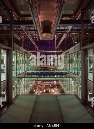 K2, Tower Bridge House, Londres, 2006. Au crépuscule de l'atrium. Architecte : Richard Rogers Partnership Banque D'Images