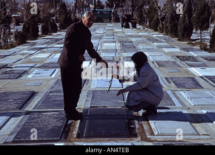 En deuil à l'Iran Iraq war cemetery à Téhéran Banque D'Images