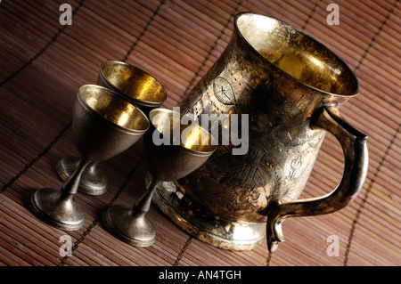 Objets decoratifs tankard et petits verres de liqueur Vintage argenterie still life Banque D'Images