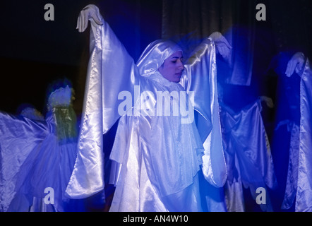 Un spectacle de danse à un mariage de masse à Téhéran, Iran Banque D'Images