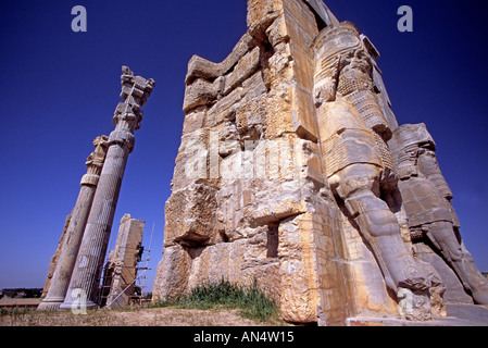 Ruines de la porte de toutes les nations dans l'ancienne ville de Persépolis, low angle view, Iran, Moyen-Orient Banque D'Images