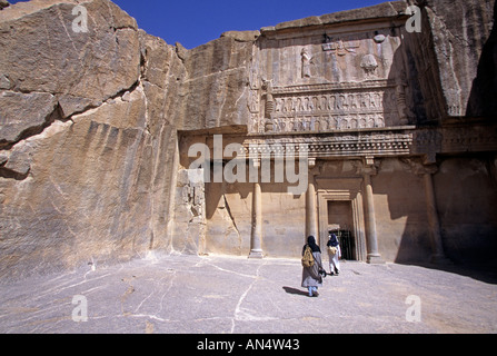 Les touristes se rendant sur le tombeau d'Artaxerxès II dans l'ancienne ville de Persepolis, Iran, Moyen-Orient Banque D'Images