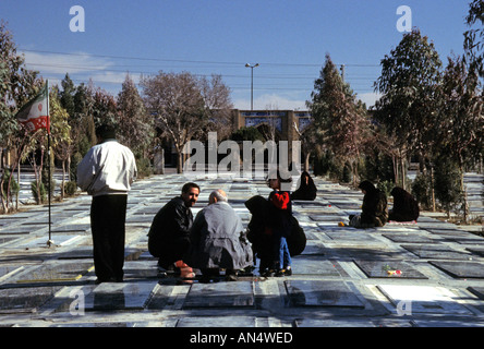 Famille au cimetière de guerre de l'Iraq Iran, Téhéran Banque D'Images