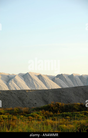 Montagne de Sel de mer séchés sur sel commercial ferme dans la Kamarg, sud de la France Banque D'Images