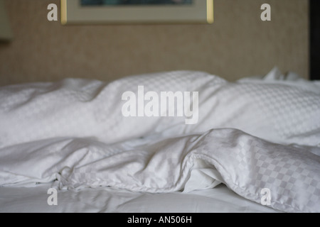 Des couvertures d'un lit dans une chambre d'hôtel Banque D'Images