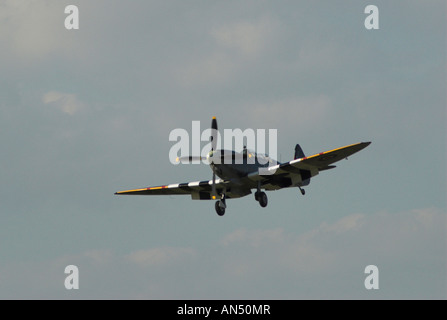 Le Spitfire IX ML Grace T.407 piloté par Carolyn la grâce vient à atterrir à l'hôtel Shoreham Airshow 2007. Banque D'Images