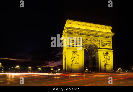 Feu de circulation pédestre autour de Napoléons Arc de Triomphe Place Charles de Gaulle Champs-Elysées Paris France Europe de l'UE Banque D'Images