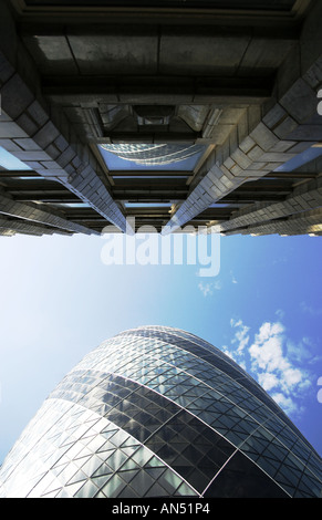 London Gherkin (aka Swiss Re building), 30 St Mary Axe, Londres, Angleterre Banque D'Images