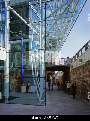 K2, Tower Bridge House, Londres, 2006. Façade en verre et sentier. Architecte : Richard Rogers Partnership Banque D'Images