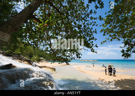 Sortie de la mer, Dunns River Falls, Ocho Rios, Jamaïque, Caraïbes, Antilles Banque D'Images