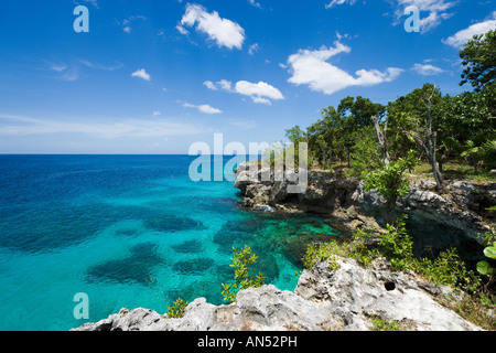 Falaises typiques à West End, Negril, Jamaïque, Caraïbes, Antilles Banque D'Images