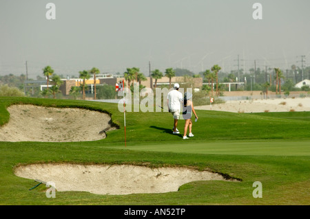 Couple venait de jouer le trou sur Cimarron golf à Palm Springs, en Californie. Banque D'Images