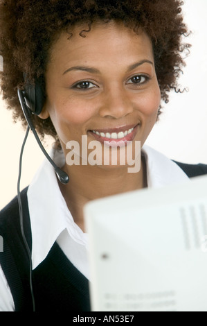 Woman wearing telephone headset Banque D'Images
