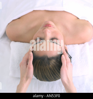 Femme de la réception d'un massage de la tête Banque D'Images