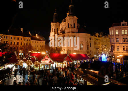 Le marché de Noël à la place de la vieille ville, Stare Mesto. République Tchèque Prague Banque D'Images