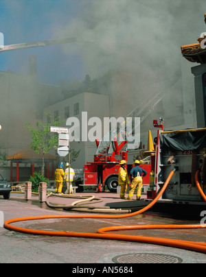 Pompiers lutte contre l'incendie dans le quartier chinois Montréal Banque D'Images