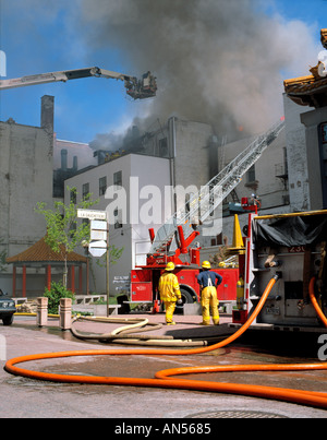 Pompiers lutte contre l'incendie dans le quartier chinois Montréal Banque D'Images