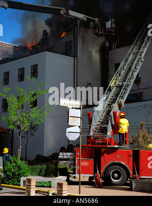 Pompiers lutte contre l'incendie dans le quartier chinois Montréal Banque D'Images