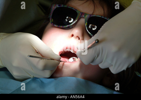 Chaise enfant recevant un traitement dentistes Banque D'Images