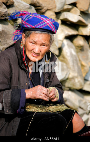 Femme Hmong noir tissage dans Village Taphin, Nord du Vietnam Banque D'Images