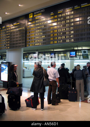 Vérifier en ligne l'aéroport d'Alicante, Costa Blanca, Espagne Espana l'Europe de l'UE. Terminal des départs. Banque D'Images