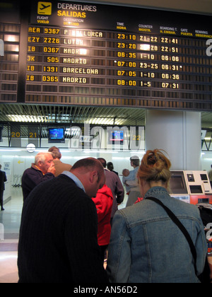 En ligne Bureau d'enregistrement de l'aéroport à l'aéroport d'Alicante Espagne Europe Banque D'Images