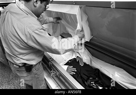 Olimpia funeral home employé Roberto Garcia inspecte le corps d'une personne décédée récemment arrivé de l'US Banque D'Images