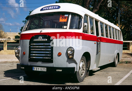 9 Oct 2007 - Old Bedford school bus au terminal de bus à Victoria sur l'île maltaise de Gozo. Banque D'Images