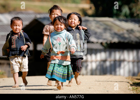 Enfants Hmong noir dans un petit village près de Sapa Banque D'Images